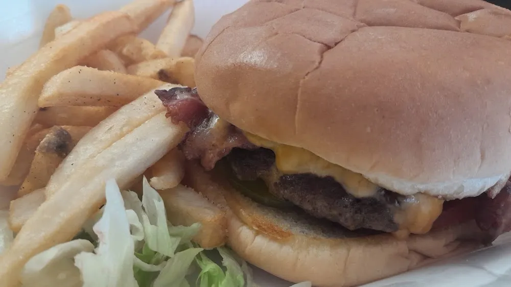 Bacon Cheeseburger Side Lettuce & French Fries